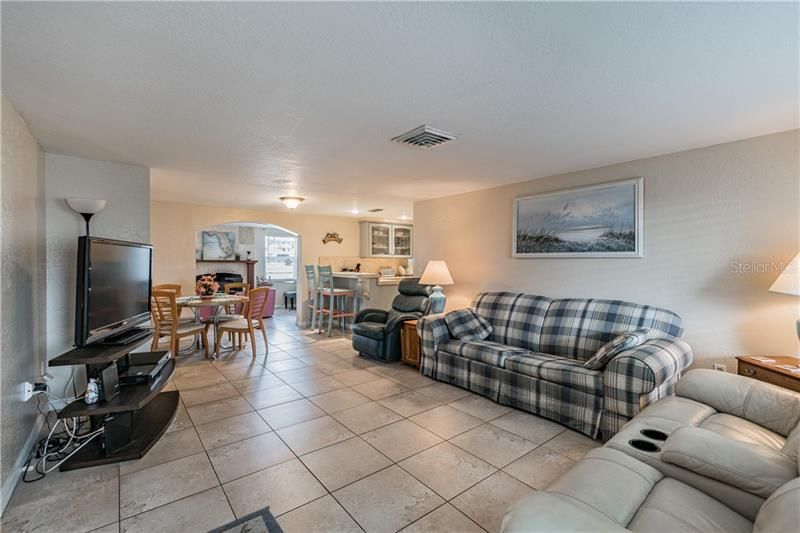 Recently Sold: $290,000 (2 beds, 2 baths, 1327 Square Feet)