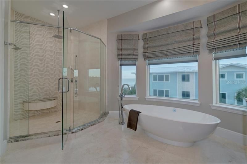 最近售出: $4,500,000 (4 贝兹, 4 浴室, 4490 平方英尺)