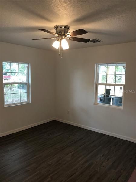 Recently Sold: $129,900 (2 beds, 1 baths, 896 Square Feet)