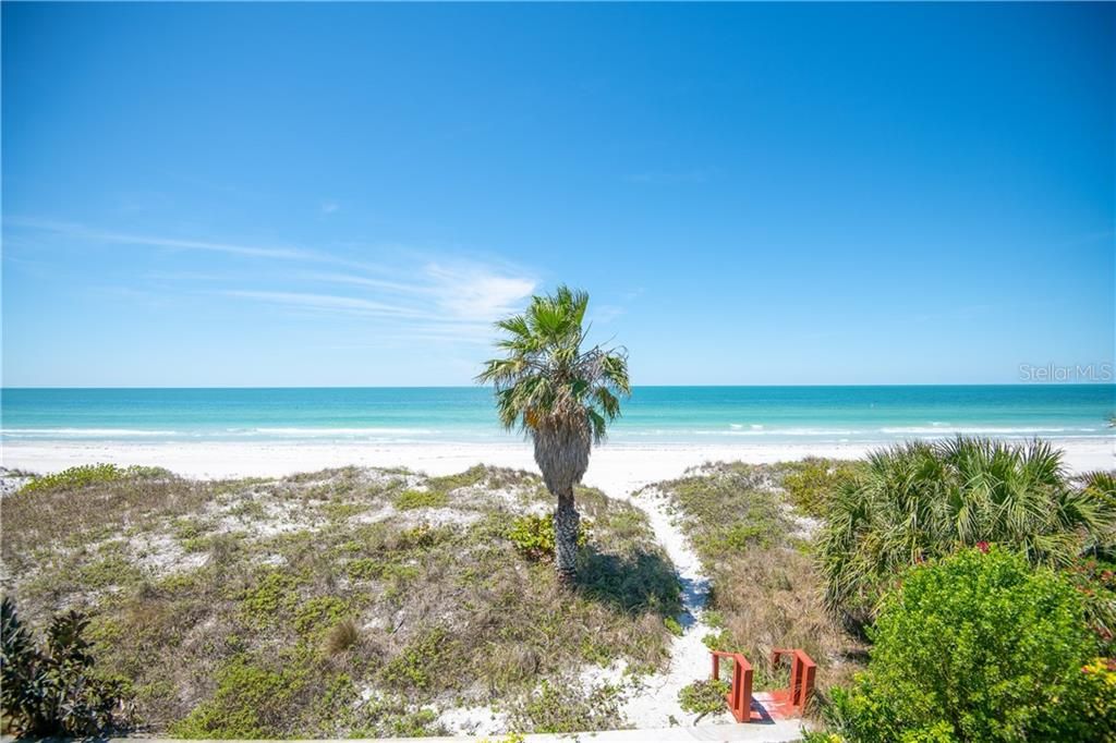 Haven Beach Hideaway is a step back to a simpler time. Here life's pace slows and hearts beat to the sound of the surf.