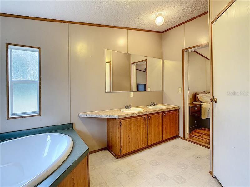 最近售出: $214,000 (3 贝兹, 2 浴室, 1296 平方英尺)
