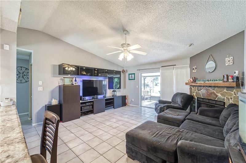 Recently Sold: $215,900 (3 beds, 2 baths, 1300 Square Feet)