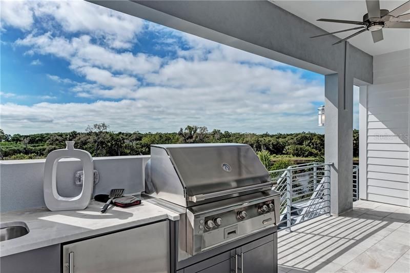 Outdoor kitchen on balcony