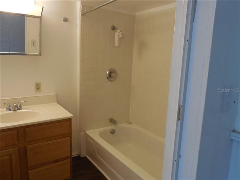 Recently Rented: $900 (1 beds, 1 baths, 703 Square Feet)