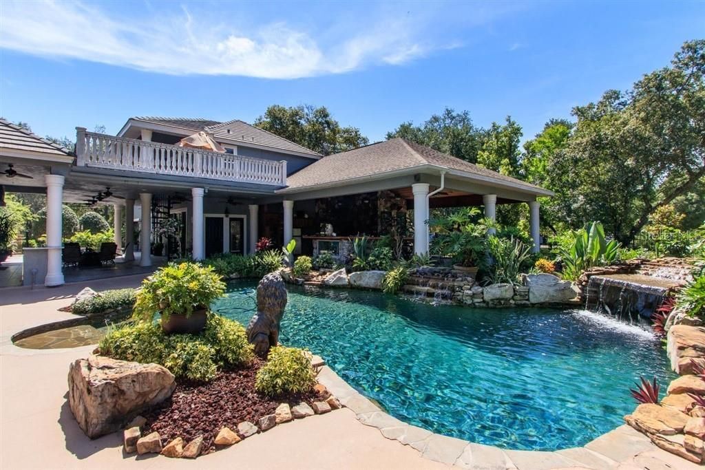 Tropical Resort Style Pool