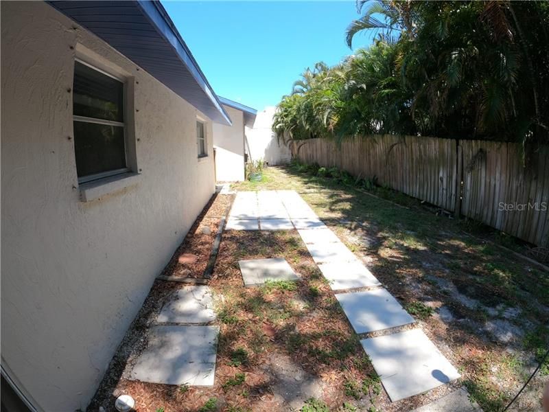Recently Rented: $1,200 (2 beds, 1 baths, 925 Square Feet)