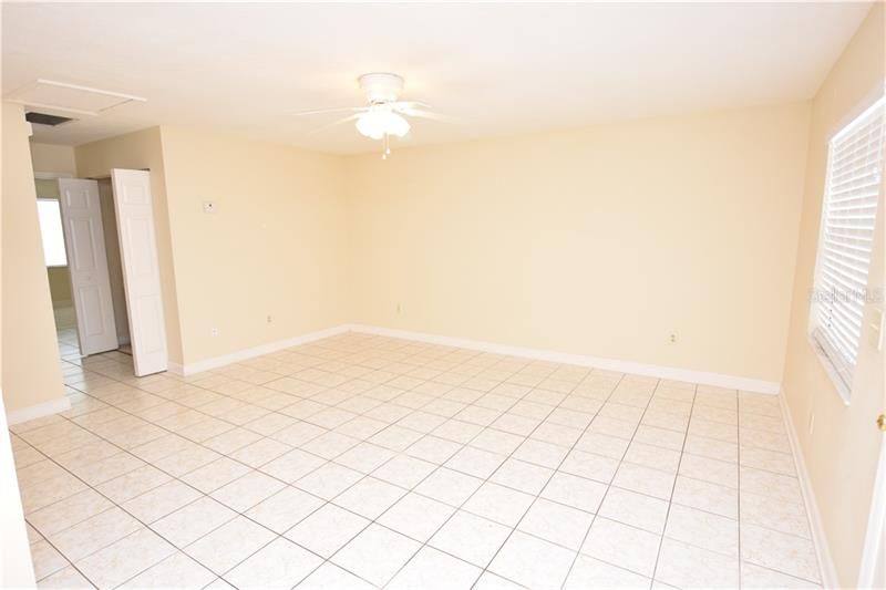 Recently Rented: $975 (2 beds, 1 baths, 936 Square Feet)