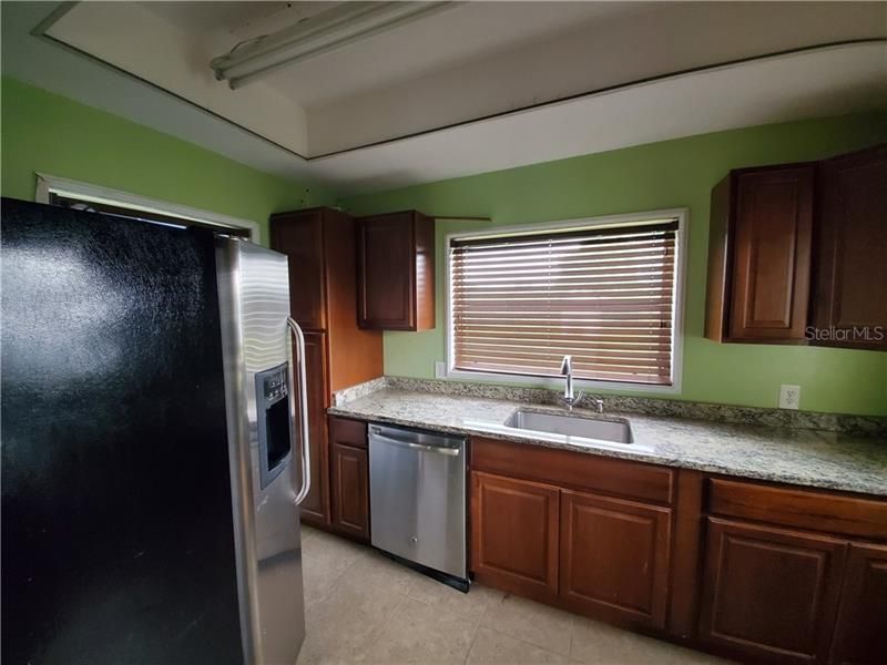 Recently Rented: $1,050 (2 beds, 1 baths, 874 Square Feet)