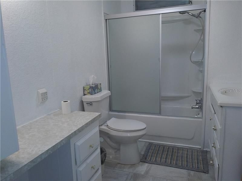 2nd bath with tub/shower combo