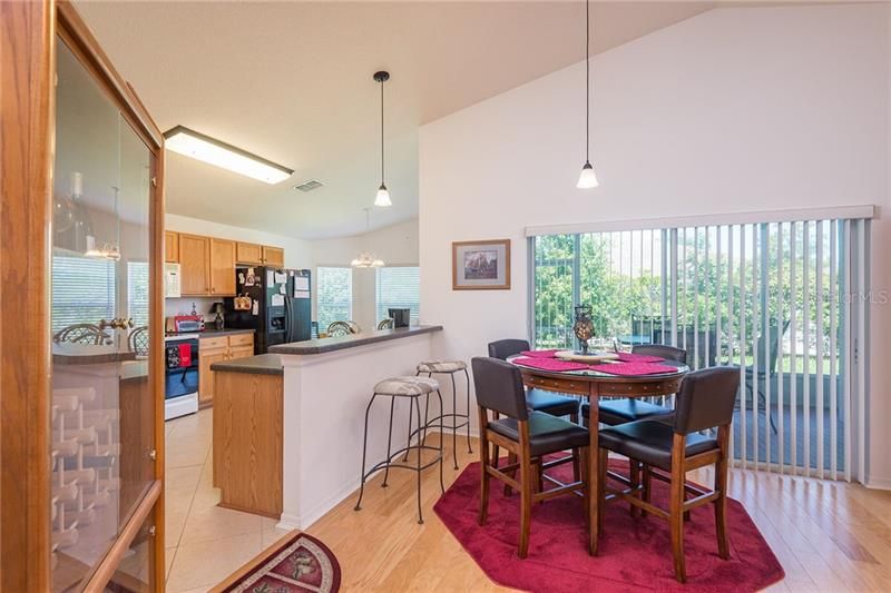 PENDANT LIGHTING ABOVE DINING & BREAKFAST BAR