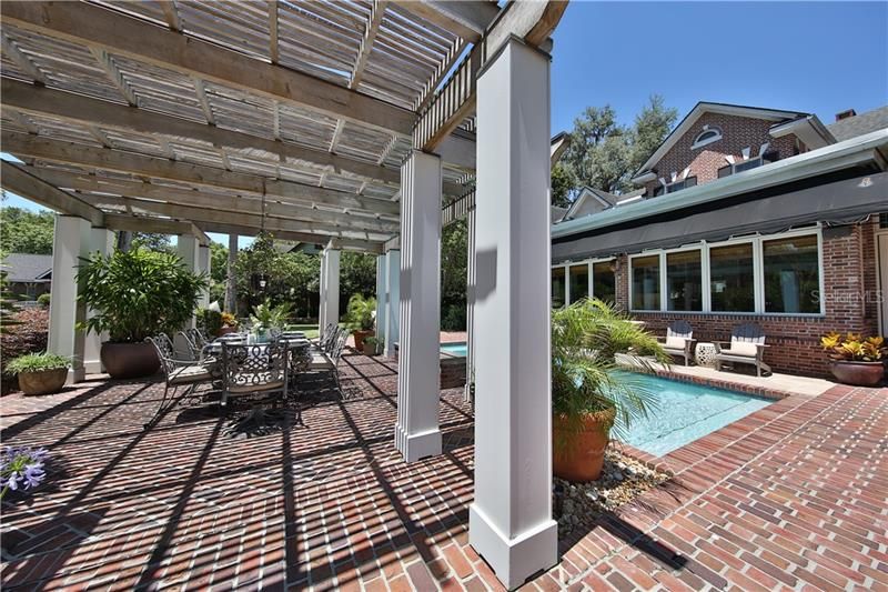 Al Fresco Dining under Pergola