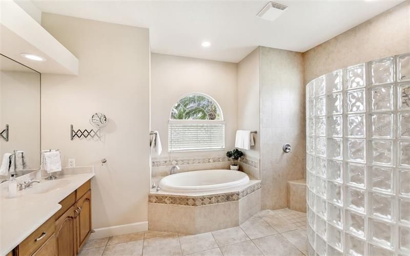 Недавно продано: $560,000 (4 спален, 3 ванн, 2946 Квадратных фут)