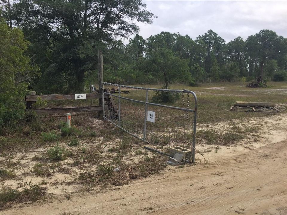 Total privacy here, gated and fenced for horses.