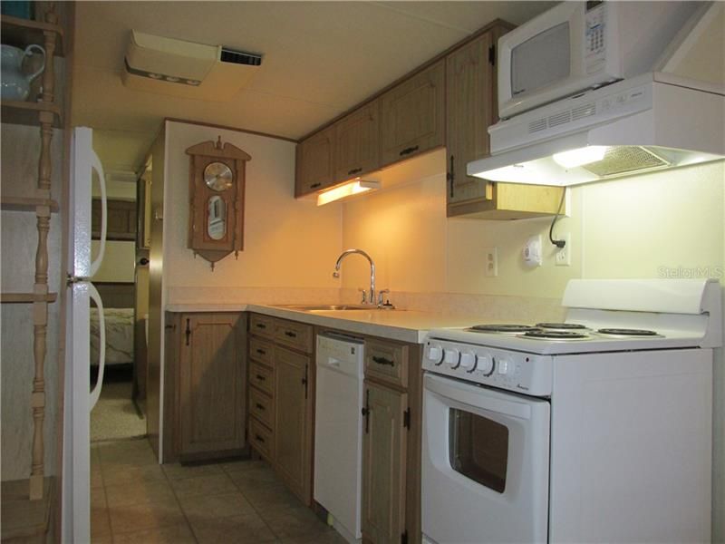 Matching refrigerator, stove, microwave and dishwasher - the complete package!