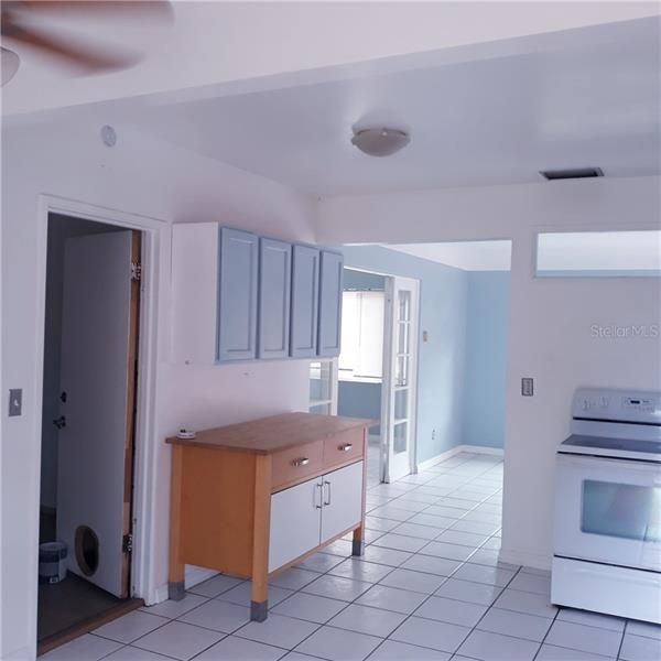 Recently Sold: $230,000 (2 beds, 1 baths, 956 Square Feet)