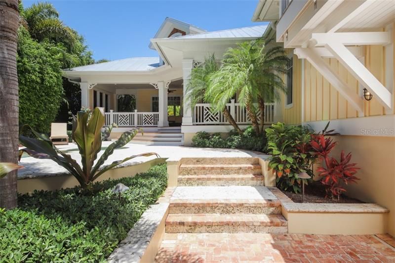Recently Sold: $3,495,000 (4 beds, 4 baths, 3638 Square Feet)