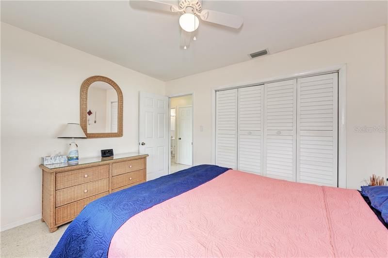 Recently Rented: $1,300 (2 beds, 1 baths, 984 Square Feet)