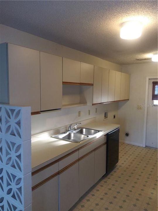 Recently Rented: $995 (3 beds, 2 baths, 1073 Square Feet)