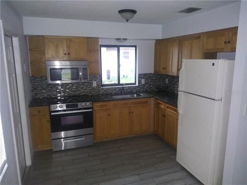 Recently Rented: $995 (2 beds, 2 baths, 1967 Square Feet)