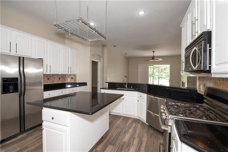 KITCHEN WITH GRANITE AND STAINLESS STEEL APPLIANCES