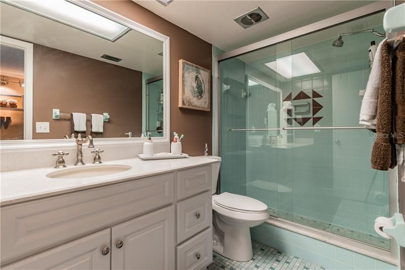 最近售出: $180,000 (2 贝兹, 2 浴室, 956 平方英尺)