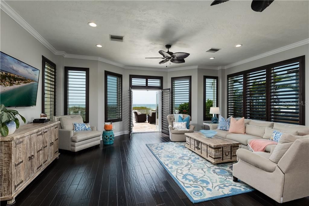 Recently Sold: $2,895,000 (4 beds, 4 baths, 3083 Square Feet)