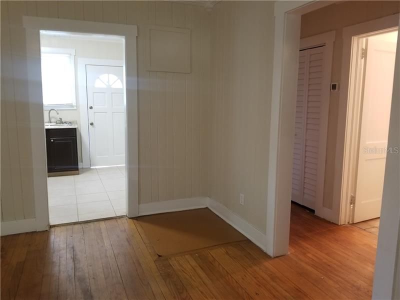 Recently Rented: $945 (2 beds, 1 baths, 810 Square Feet)