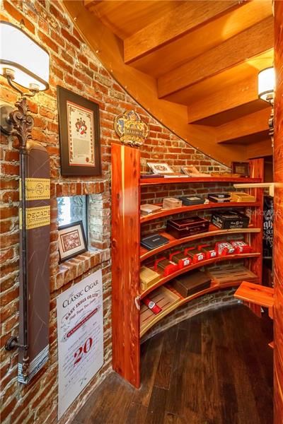 There is even a CIGAR ROOM !!!!