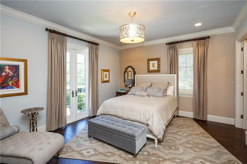 Another beautiful bedroom with lake view !