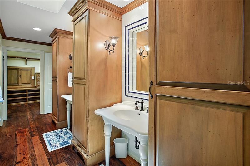 最近售出: $1,149,000 (3 贝兹, 2 浴室, 4247 平方英尺)