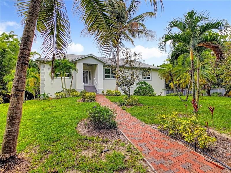 Welcome to your private acre in paradise! Located in desirable NW Bradenton, the home is across the street from nearly 700 acres of Robinson Preserve.