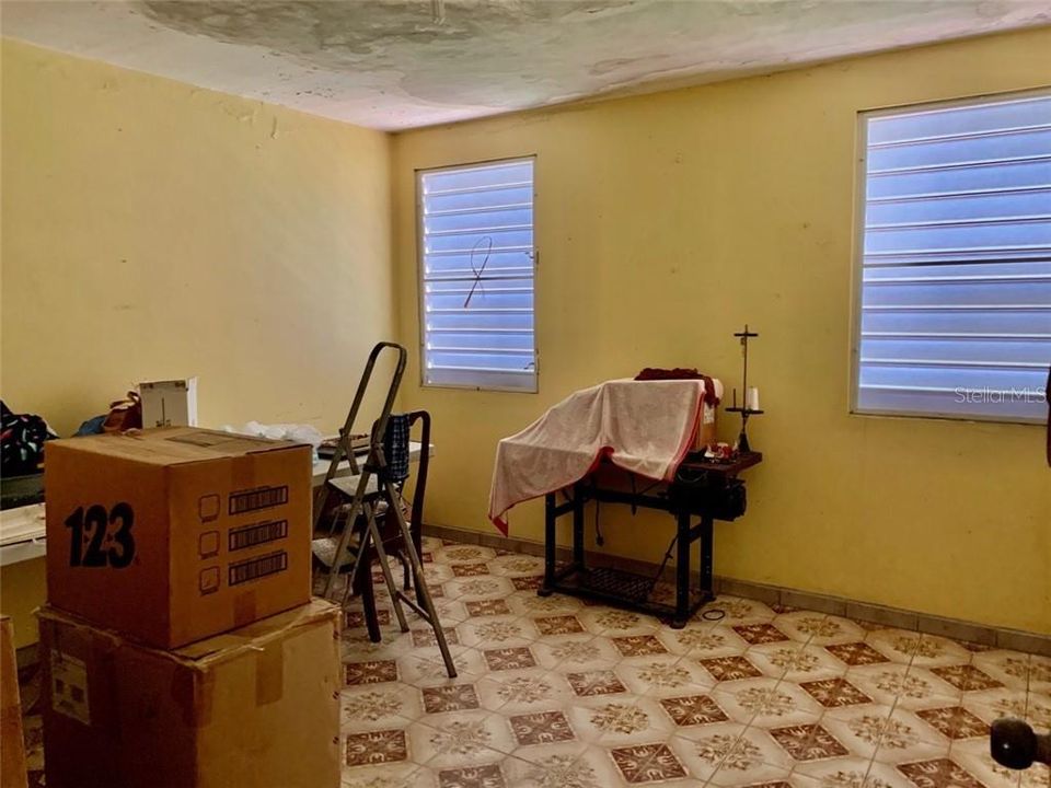 Vendido Recientemente: $155,000 (5 camas, 3 baños, 1700 Pies cuadrados)