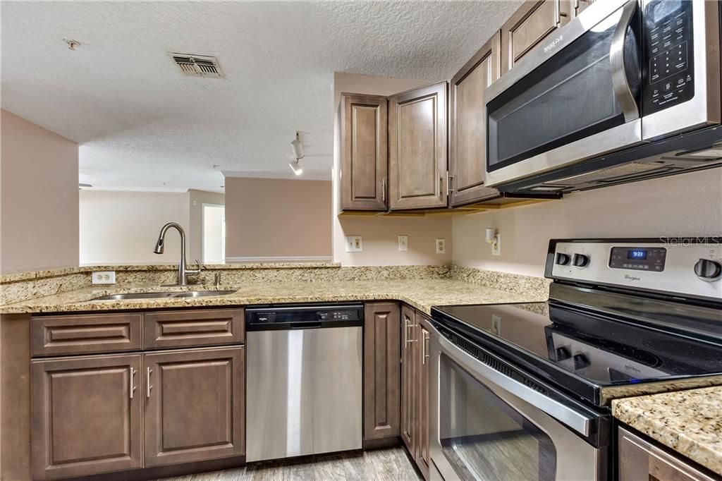 Recently Sold: $158,000 (2 beds, 2 baths, 975 Square Feet)