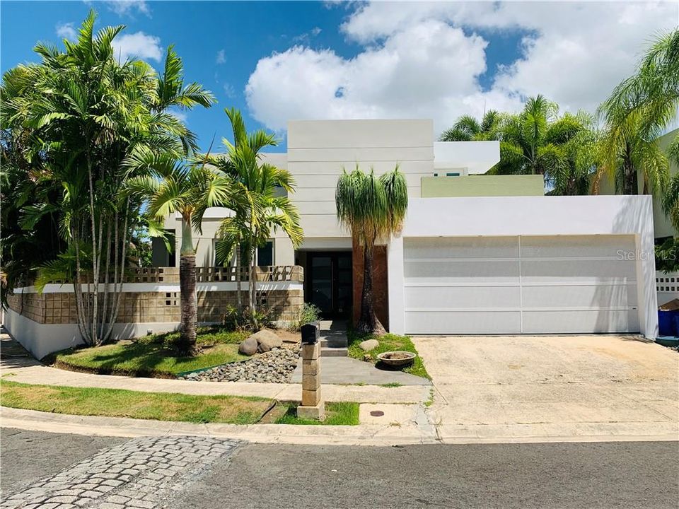 Vendido Recientemente: $465,000 (4 camas, 3 baños, 3100 Pies cuadrados)