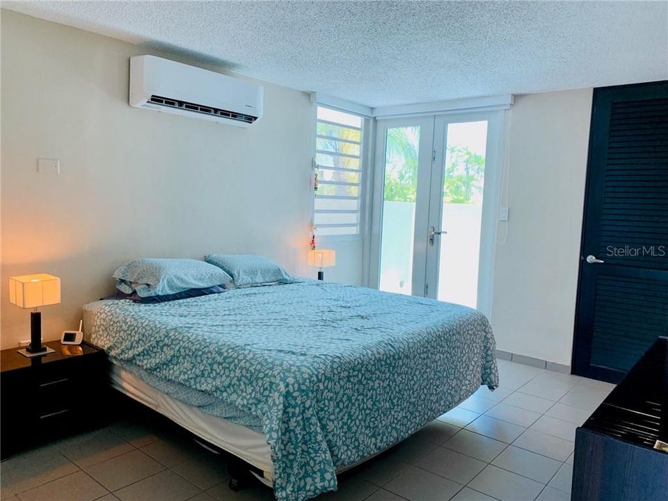 Vendido Recientemente: $465,000 (4 camas, 3 baños, 3100 Pies cuadrados)