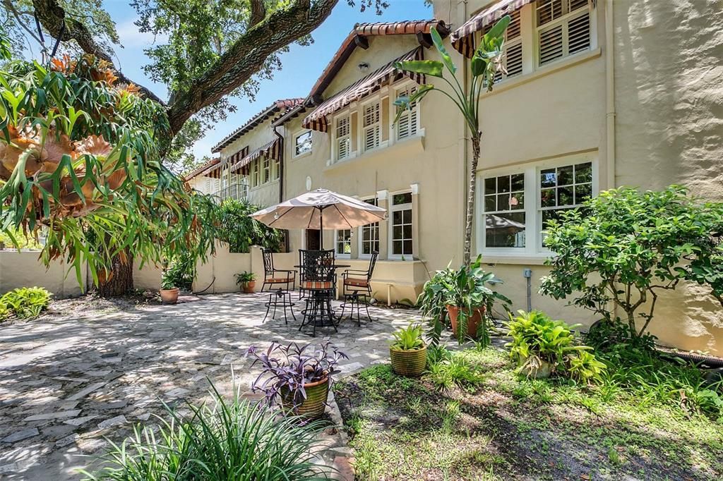 Recently Sold: $2,599,990 (6 beds, 4 baths, 5930 Square Feet)