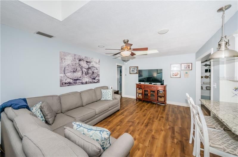 Recently Sold: $325,000 (3 beds, 2 baths, 1926 Square Feet)