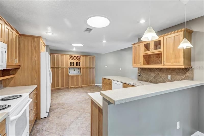 Recently Sold: $370,000 (3 beds, 2 baths, 2226 Square Feet)