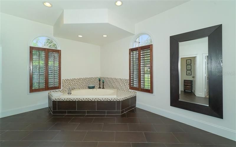 最近售出: $925,000 (5 贝兹, 4 浴室, 4443 平方英尺)