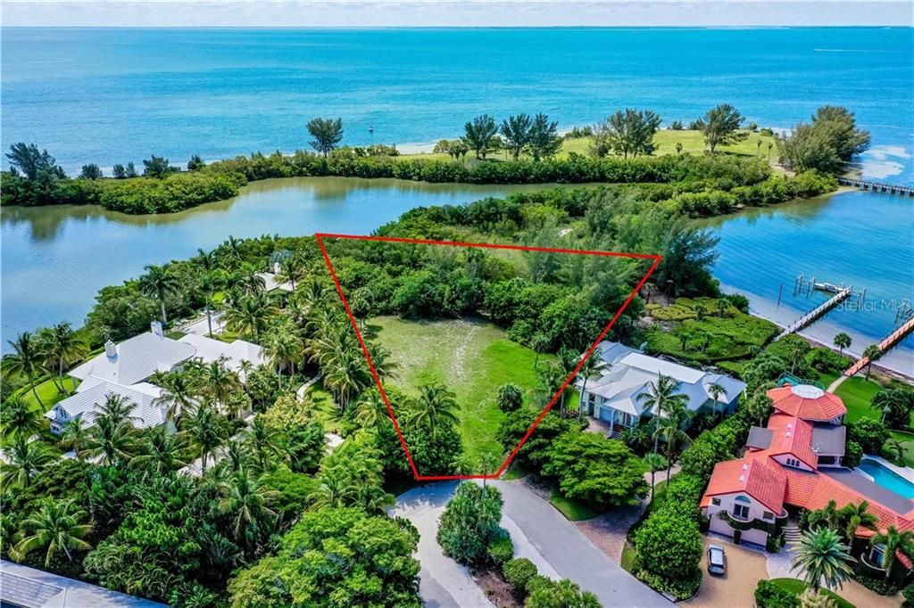 Vendido Recientemente: $1,950,000 (0.70 acres)