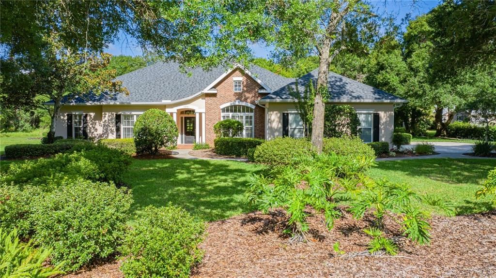 Welcome home to 11231 SW Thornton Ave! Front view of this beautiful home and lush landscaping.