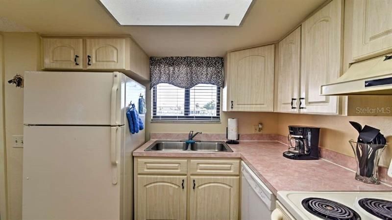 Recently Sold: $158,900 (1 beds, 1 baths, 733 Square Feet)