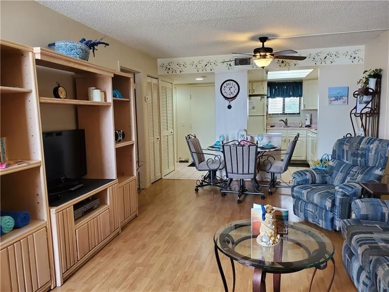 Recently Sold: $158,900 (1 beds, 1 baths, 733 Square Feet)