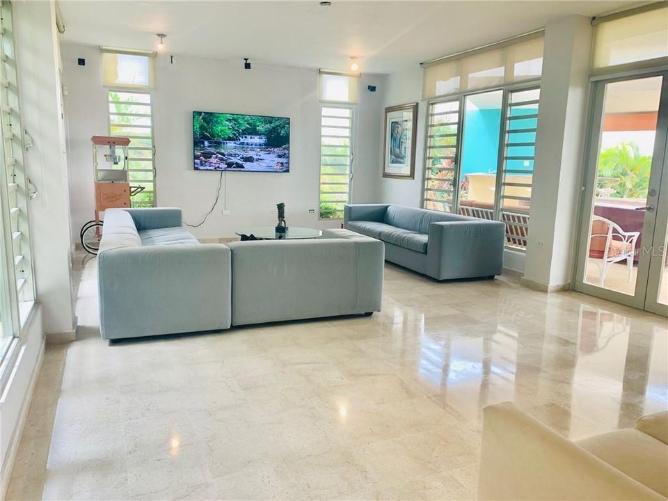 Vendido Recientemente: $1,500,000 (5 camas, 4 baños, 4378 Pies cuadrados)