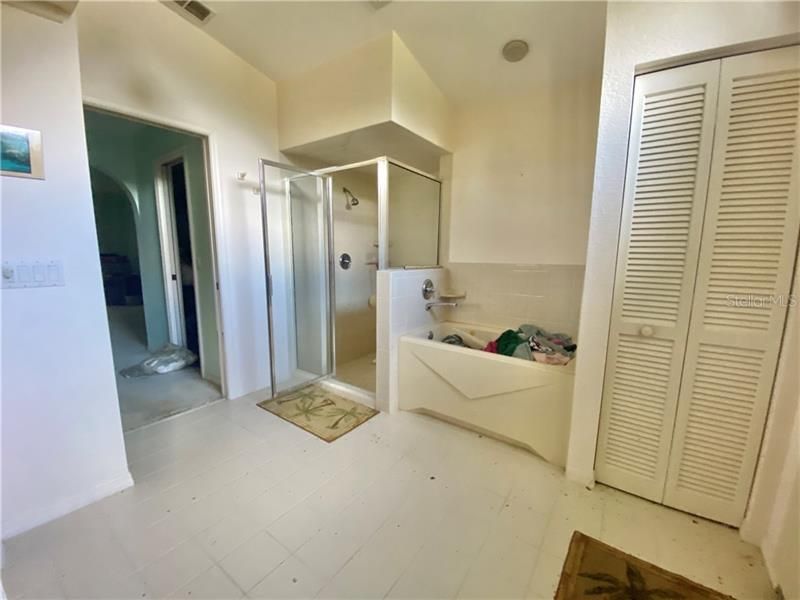 Vendido Recientemente: $160,000 (3 camas, 2 baños, 2250 Pies cuadrados)