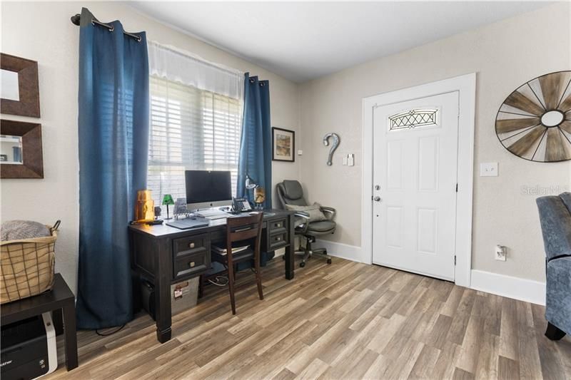 Recently Sold: $200,000 (3 beds, 1 baths, 996 Square Feet)
