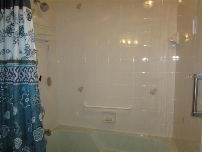最近售出: $150,900 (2 贝兹, 2 浴室, 1275 平方英尺)