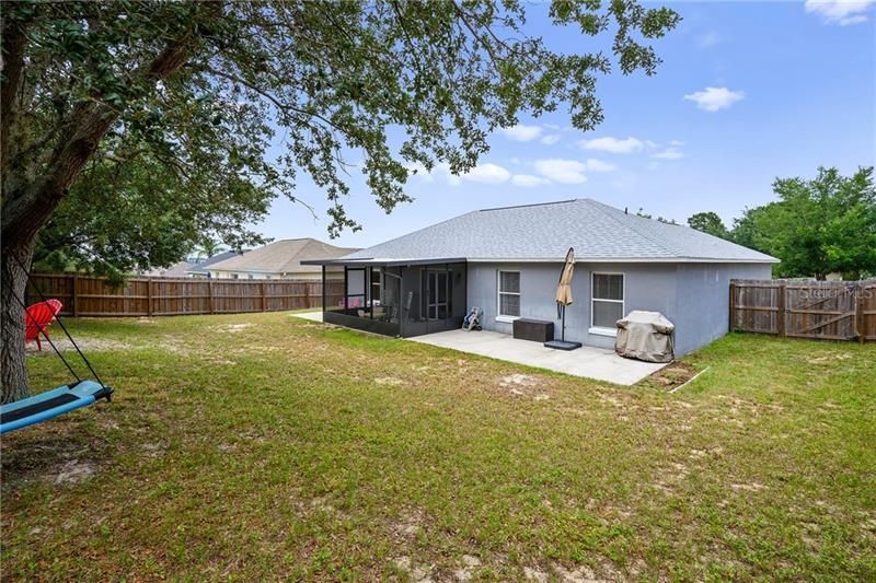 Huge fenced Backyard!!