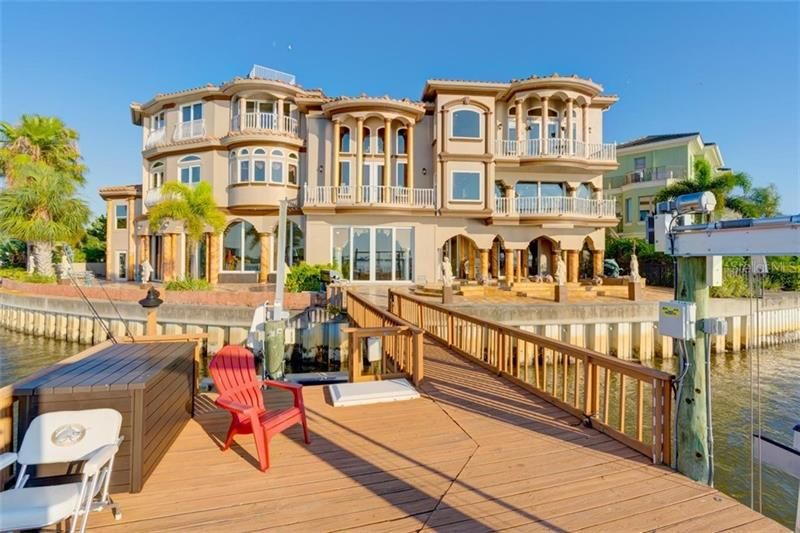 Recently Sold: $2,750,000 (6 beds, 4 baths, 6991 Square Feet)