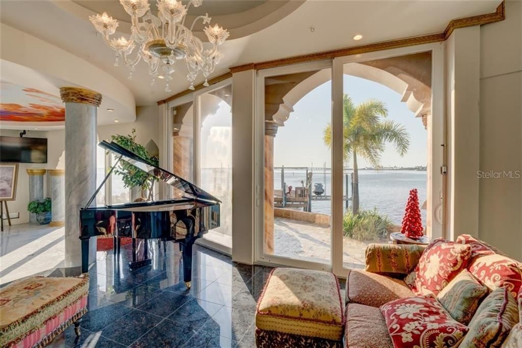 Recently Sold: $2,750,000 (6 beds, 4 baths, 6991 Square Feet)